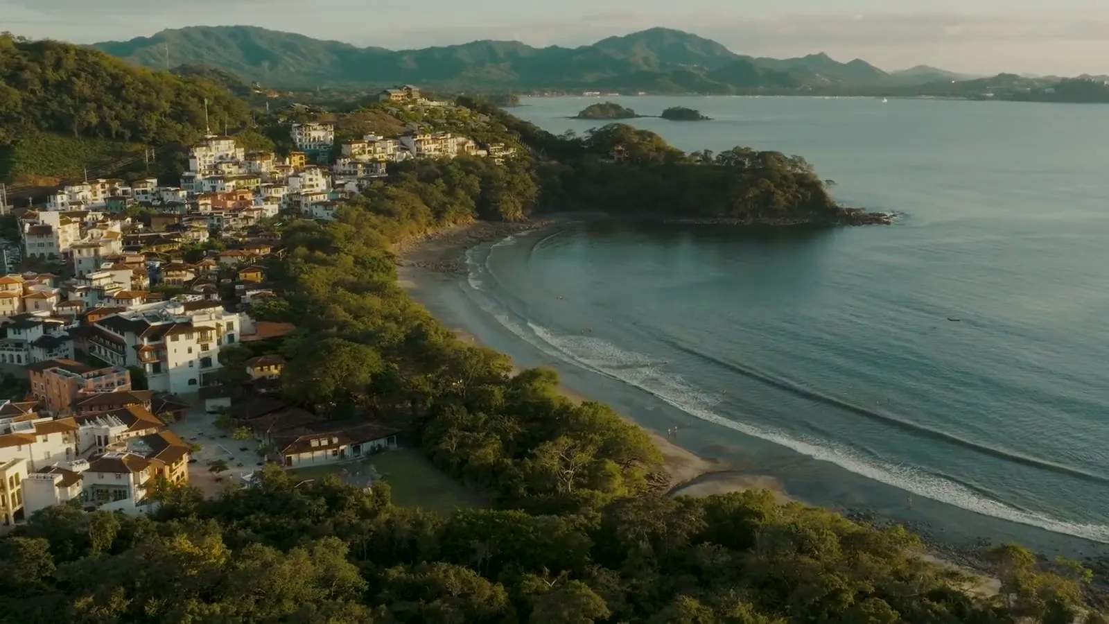 Las Catalinas desde el aire: el pueblo, la bahía y la playa